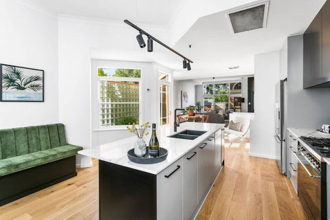 MANHATTAN STYLE 3 STORY LUXURY IN ST PETERS - Accommodation Bookings 0