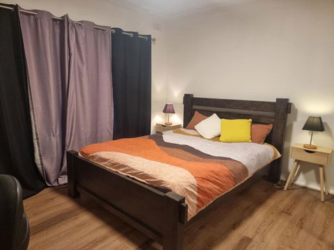 Master Bedroom In Shared House - Accommodation Bookings 1