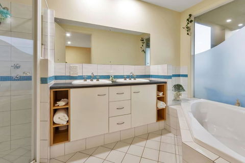 Marina House Next To Beach - Accommodation Bookings 3