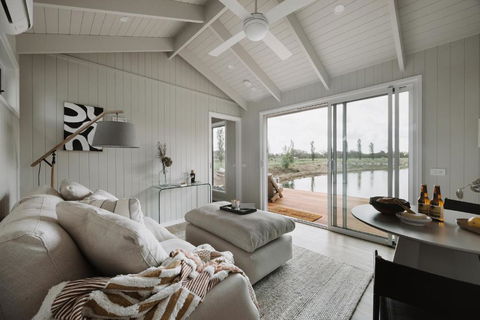 Mewburn Park Retreats - The Lakehouse - Accommodation Bookings 1