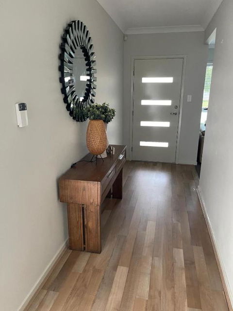 Modern Four Bedroom Holiday Home Available In Deebing Heights - Accommodation Bookings 0