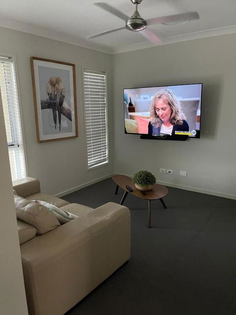 Modern Four Bedroom Holiday Home Available In Deebing Heights - Accommodation Bookings 2