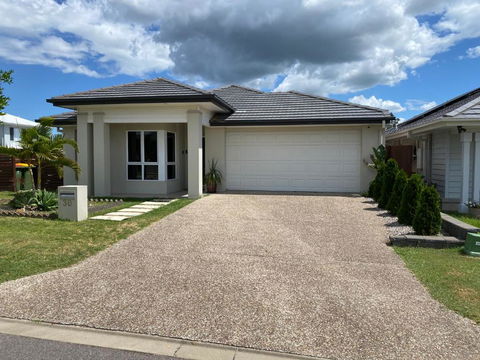 Modern Four Bedroom Holiday Home Available In Deebing Heights - Accommodation Bookings 1