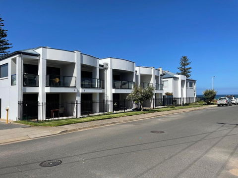 Moana Seaside Retreat - 2 Bedroom, Spa , Living Area & Pet Friendly - Accommodation Bookings 2
