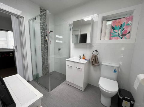Modern 1 Bedroom Studio Free Parking Close To CBD - Accommodation Bookings 1