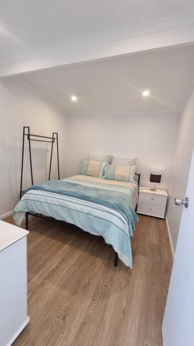 Modern 1 Bedroom Studio Free Parking Close To CBD - Accommodation Bookings 2