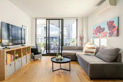 Modern 1BD ; Pool, Gym, Secure Underground Carpark - Accommodation Bookings 1