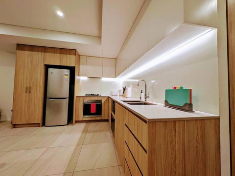 Modern 2 Bedroom Apartment Close To All Amenities! - Accommodation Bookings 2