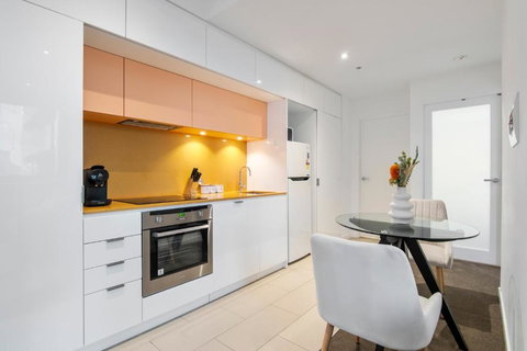 Modern 2BR Apt W City Views, Balcony & Wi-Fi - Accommodation Bookings 1
