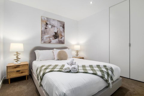 Modern 2BR Apt W City Views, Balcony & Wi-Fi - Accommodation Bookings 3