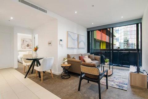 Modern 2BR Apt W City Views, Balcony & Wi-Fi - Accommodation Bookings 2