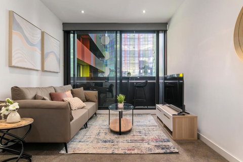 Modern 2BR Apt W City Views, Balcony & Wi-Fi - Accommodation Bookings 0