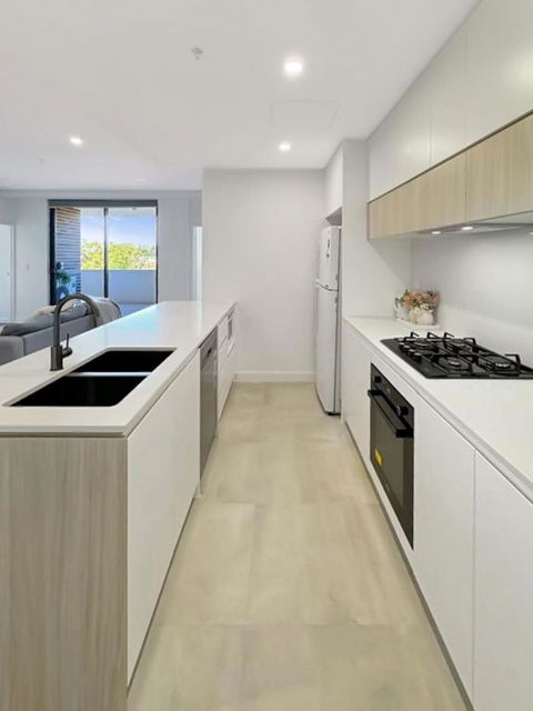 Modern 2BR Suite With Balcony & Parking Near Airport - Accommodation Bookings 1