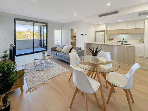 Modern 2BR Suite With Balcony & Parking Near Airport - Accommodation Bookings 0