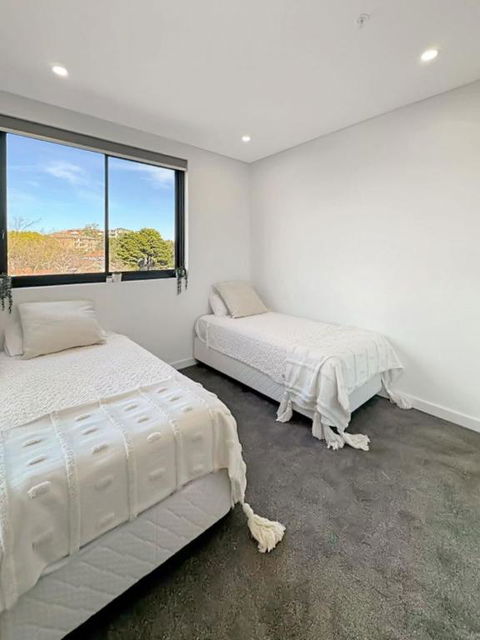 Modern 2BR Suite With Balcony & Parking Near Airport - Accommodation Bookings 3