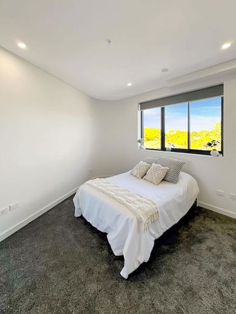Modern 2BR Suite With Balcony & Parking Near Airport - Accommodation Bookings 2
