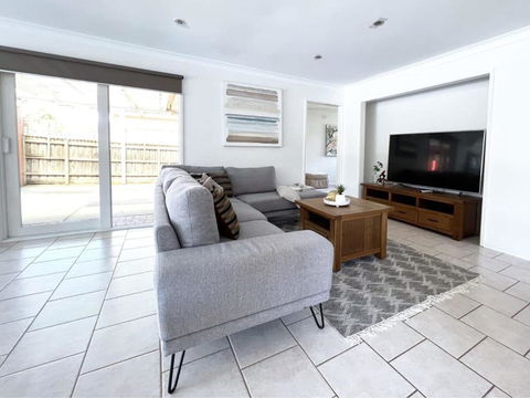 Modern And Elegant House With Swimming Pool - Accommodation Bookings 0