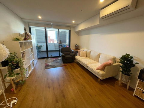 Modern Apartment Near Airport - Accommodation Bookings 0