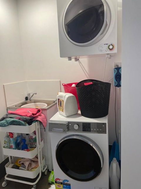 Modern Apartment Near Airport - Accommodation Bookings 2