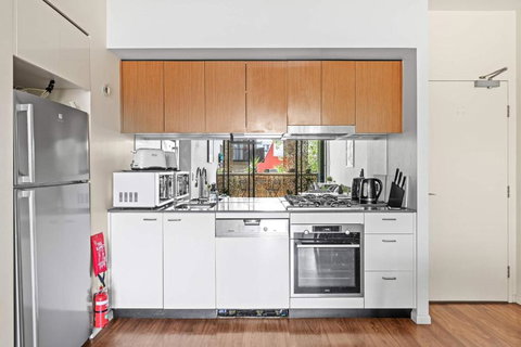 Modern Apt - Free Parking - Convenient Location - Accommodation Bookings 3