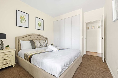 Modern Apt - Free Parking - Convenient Location - Accommodation Bookings 1