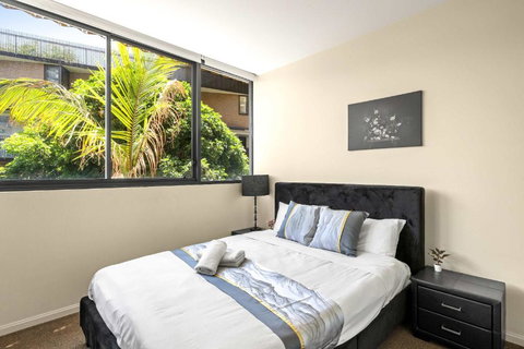 Modern Apt - Free Parking - Convenient Location - Accommodation Bookings 0