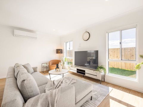 Modern Family Retreat In Premier GreenbankLocation - Accommodation Bookings 2
