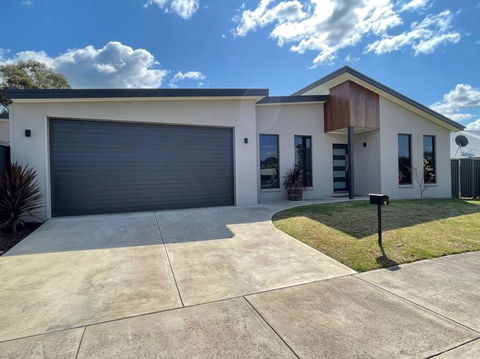 Modern Home Away From Home - Accommodation Bookings 0
