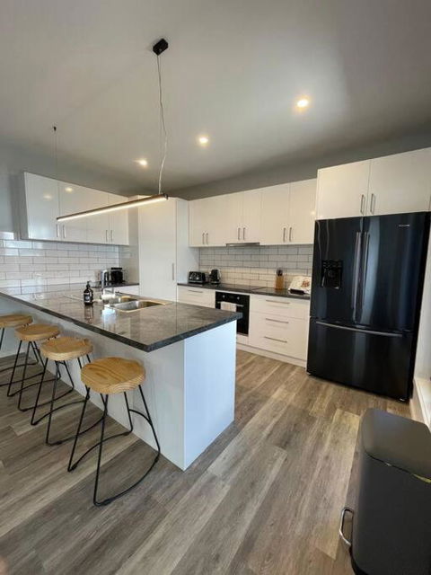 Modern Home Away From Home - Accommodation Bookings 2