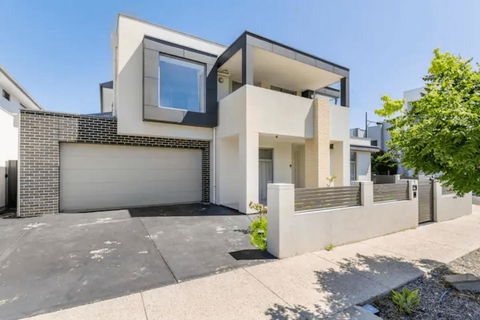 Modern Mansion In Lightsview By Host Solutions - Accommodation Bookings 1