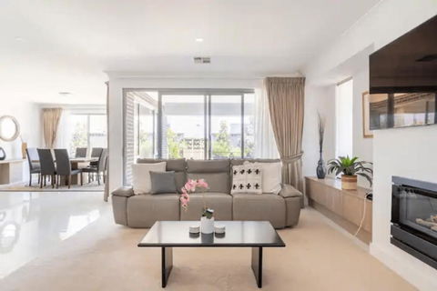 Modern Mansion In Lightsview By Host Solutions - Accommodation Bookings 2