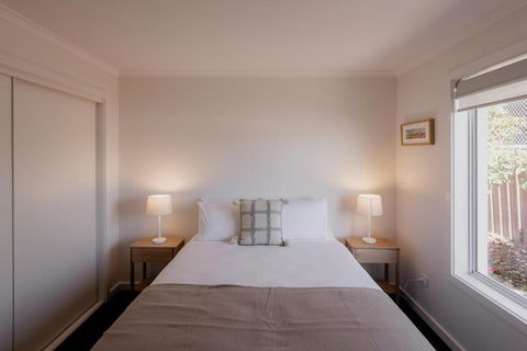 Modern Refurbished Unit In Charming Bellerive - Accommodation Bookings 3