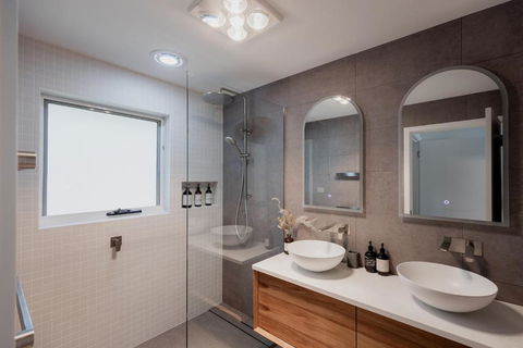 Modern Refurbished Unit In Charming Bellerive - Accommodation Bookings 1