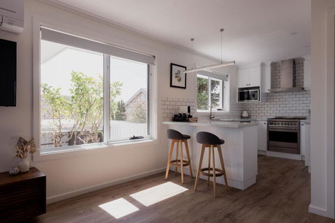 Modern Refurbished Unit In Charming Bellerive - Accommodation Bookings 0