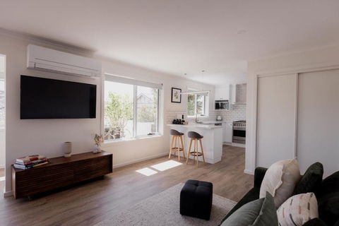 Modern Refurbished Unit In Charming Bellerive - Accommodation Bookings 2