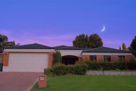 Modern Retro House Nr Airport 6Bedrooms Yard N Parking - Accommodation Bookings 0