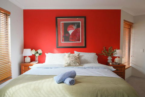 Modern Retro House Nr Airport 6Bedrooms Yard N Parking - Accommodation Bookings 1