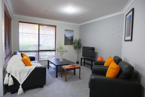 Modern Retro House Nr Airport 6Bedrooms Yard N Parking - Accommodation Bookings 3