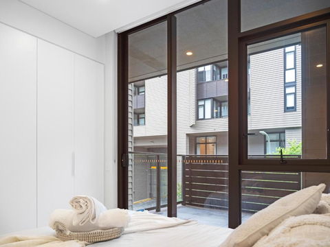 Modern Split Level 2Bed With Pool - Accommodation Bookings 1