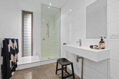 Modern Studio With Sweeping Views - Accommodation Bookings 1