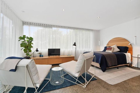 Modern Studio With Sweeping Views - Accommodation Bookings 2
