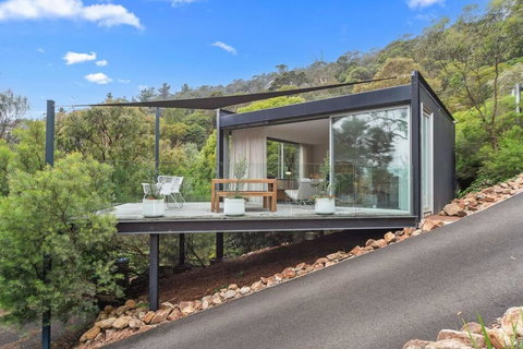 Modern Studio With Sweeping Views - Accommodation Bookings 3