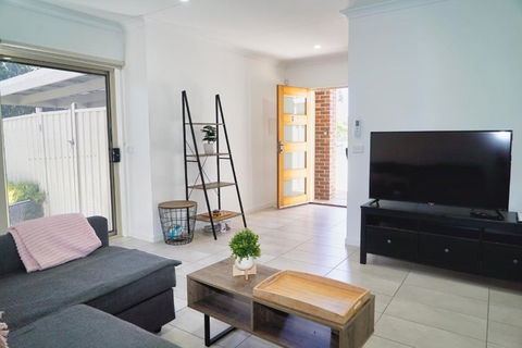 Modern Style Unit 2 Deer Park - Accommodation Bookings 0