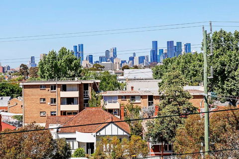 Modern Urban Retreat In Brunswick - Accommodation Bookings 2
