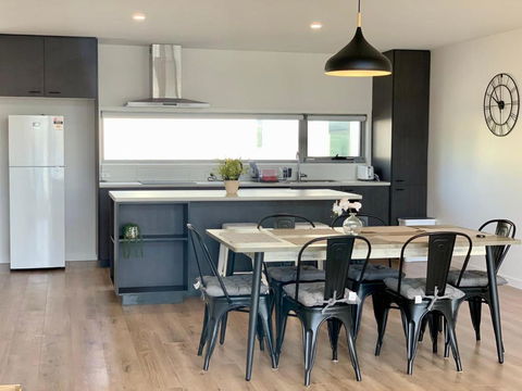 Modern Villa With Water View - Accommodation Bookings 1
