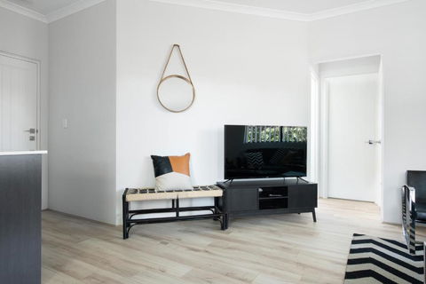 Minimalist Exec 2bdr Near River - Accommodation Bookings 1