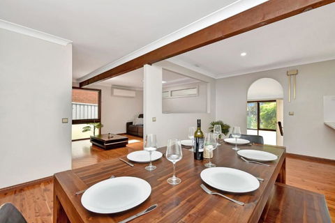 NEW PropertyBreezy Bayside Haven At Brightwaters - Accommodation Bookings 1