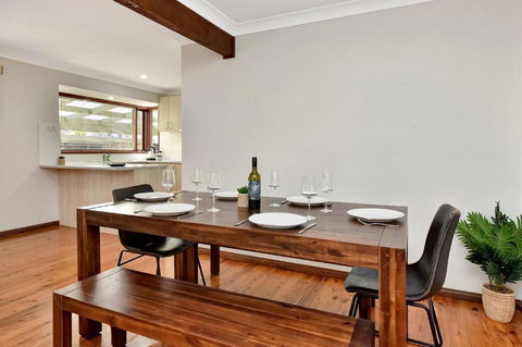NEW PropertyBreezy Bayside Haven At Brightwaters - Accommodation Bookings 3