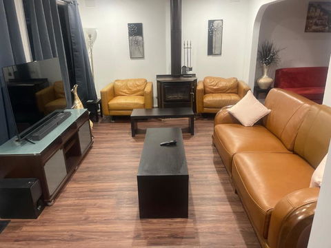 Newly Renovated House Near Melbourne Airport - Accommodation Bookings 3