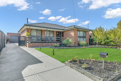 Newly Renovated House Near Melbourne Airport - Accommodation Bookings 0